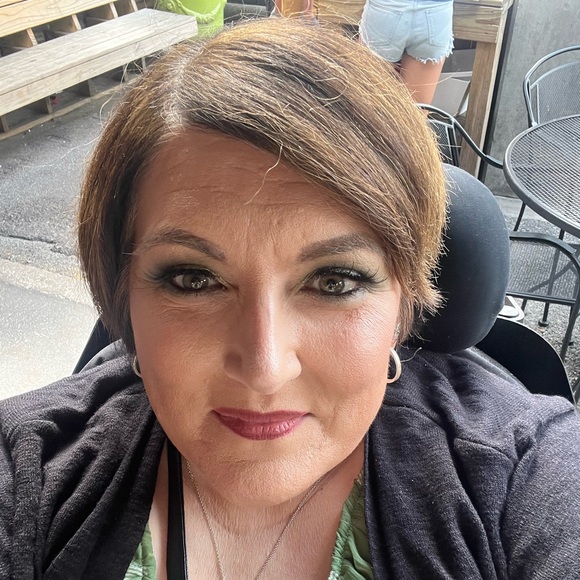 Meet your Posher, Amanda - Picture 2 of 3